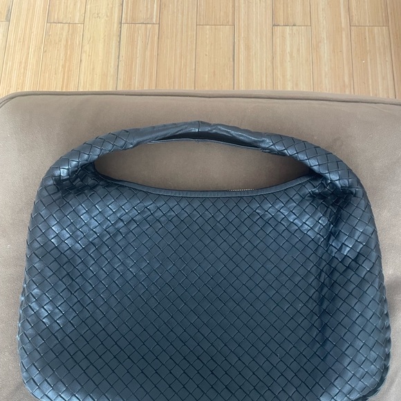Bottega Veneta Medium Shoulder Bag Like New - Picture 8 of 12